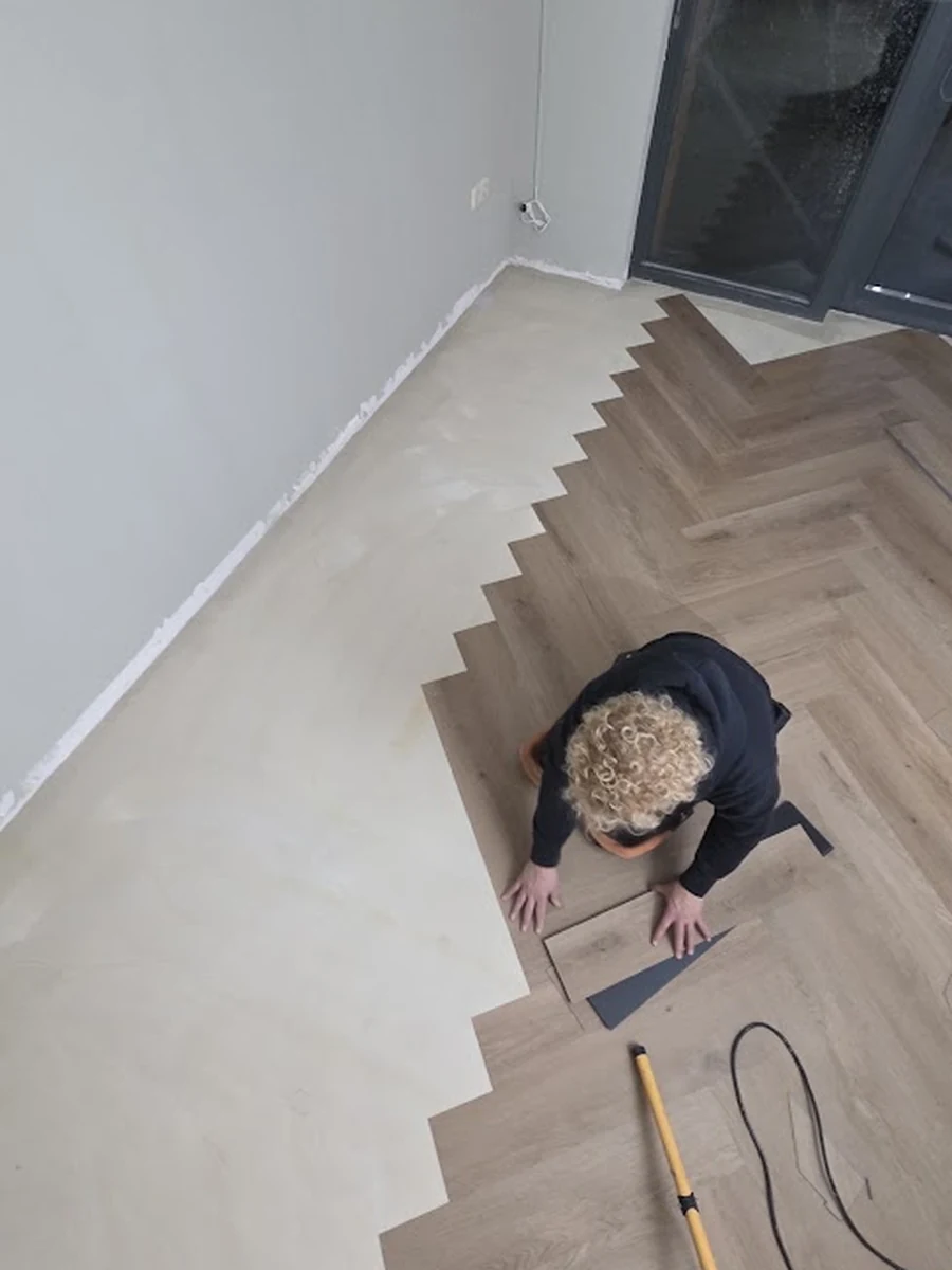 Een vrouw legt de PVC-vloer